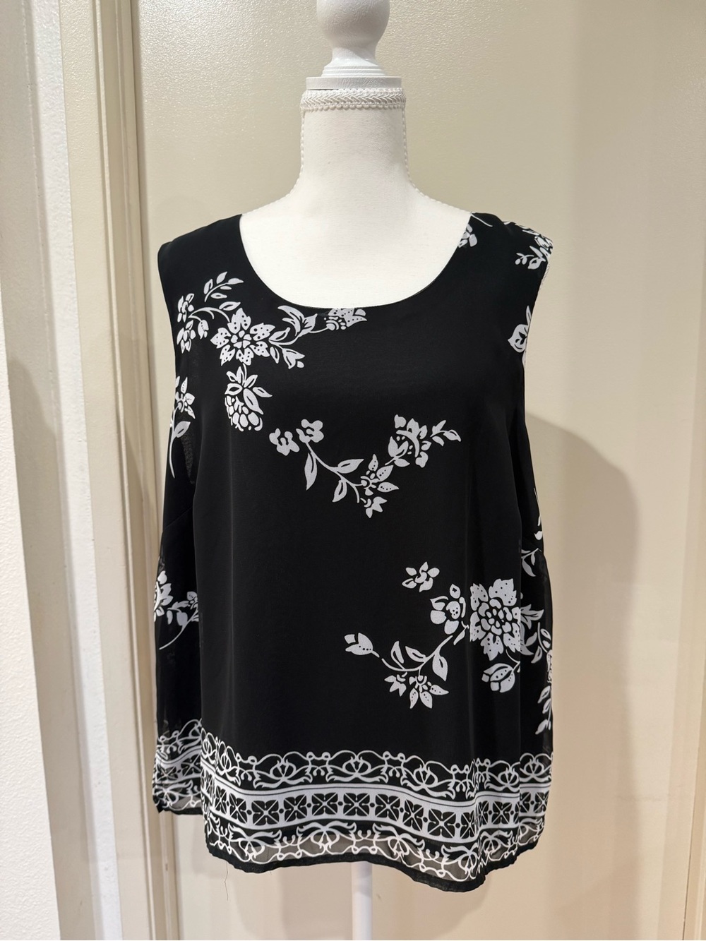 Draper’s & Damon’s Black Floral Scoop Neck Top
